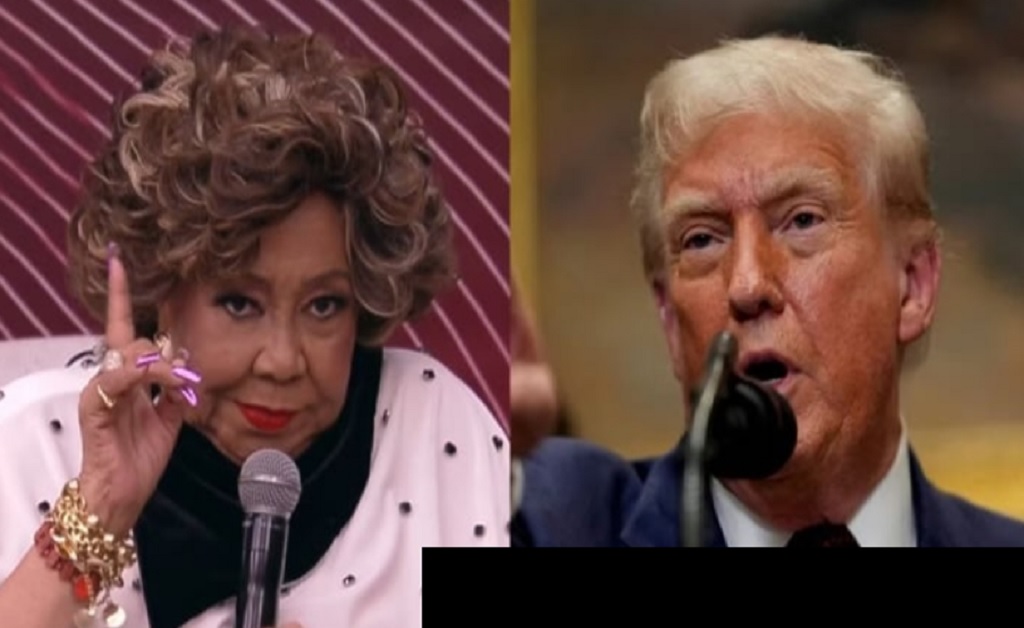 Alcione em show ao vivo com semblante sério, acompanhada de manchete sobre polêmica nas redes
