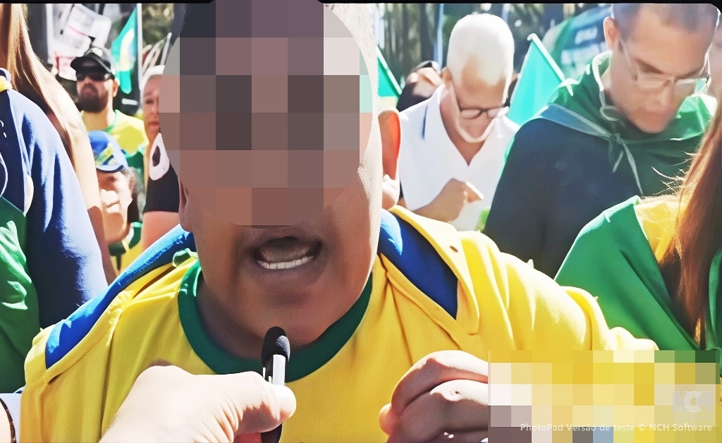 Criança faz discurso em manifestação na Praça da Liberdade em BH