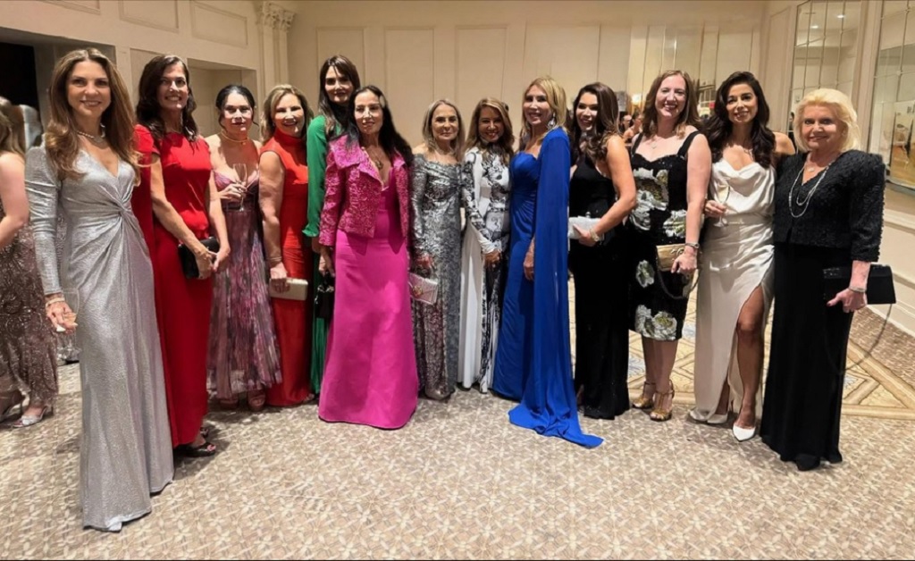 Gala da BrazilFoundation no The Plaza Hotel celebra 25 anos com artistas, empresários e líderes, arrecadando R$ 5 milhões para projetos sociais.