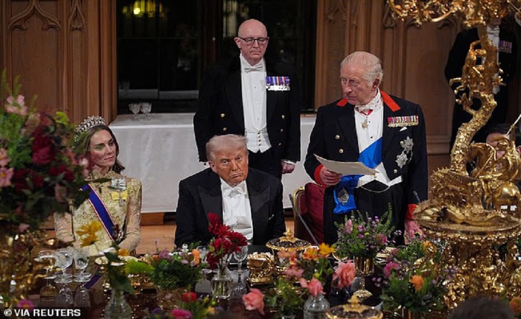 Donald Trump e Melania ao lado do Rei Charles III e da Rainha Camilla durante banquete real no Castelo de Windsor